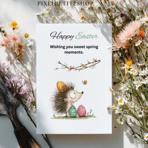 Pode incluir: Um cart&atilde;o de felicita&ccedil;&otilde;es de P&aacute;scoa com o texto "Happy Easter" e "Wishing you sweet spring moments." O cart&atilde;o apresenta uma ilustra&ccedil;&atilde;o em aquarela de um ouri&ccedil;o com dois ovos de P&aacute;scoa e uma borboleta. O cart&atilde;o &eacute; rodeado por flores.
