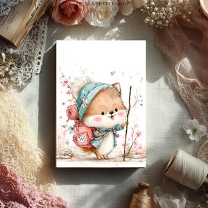 Peut inclure: Illustration &agrave; l'aquarelle d'un renard mignon portant un bonnet et une &eacute;charpe bleus, avec un sac &agrave; dos rose et un b&acirc;ton de marche. Le renard est entour&eacute; de fleurs et de c&oelig;urs roses, avec une couverture roul&eacute;e. L'image a un aspect fantaisiste et de conte de f&eacute;es.