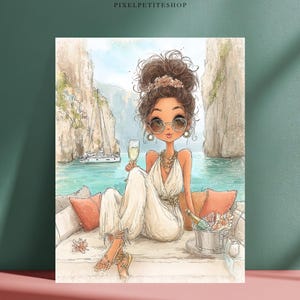 Puede incluir: Ilustraci&oacute;n en acuarela de una mujer en un barco, con gafas de sol y un mono blanco, sosteniendo una copa de champ&aacute;n. El fondo presenta un velero, agua turquesa y acantilados. Tambi&eacute;n se ven cojines decorativos y una cubitera.
