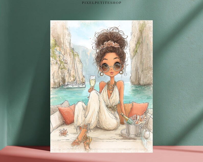 Puede incluir: Ilustraci&oacute;n en acuarela de una mujer en un barco, con gafas de sol y un mono blanco, sosteniendo una copa de champ&aacute;n. El fondo presenta un velero, agua turquesa y acantilados. Tambi&eacute;n se ven cojines decorativos y una cubitera.