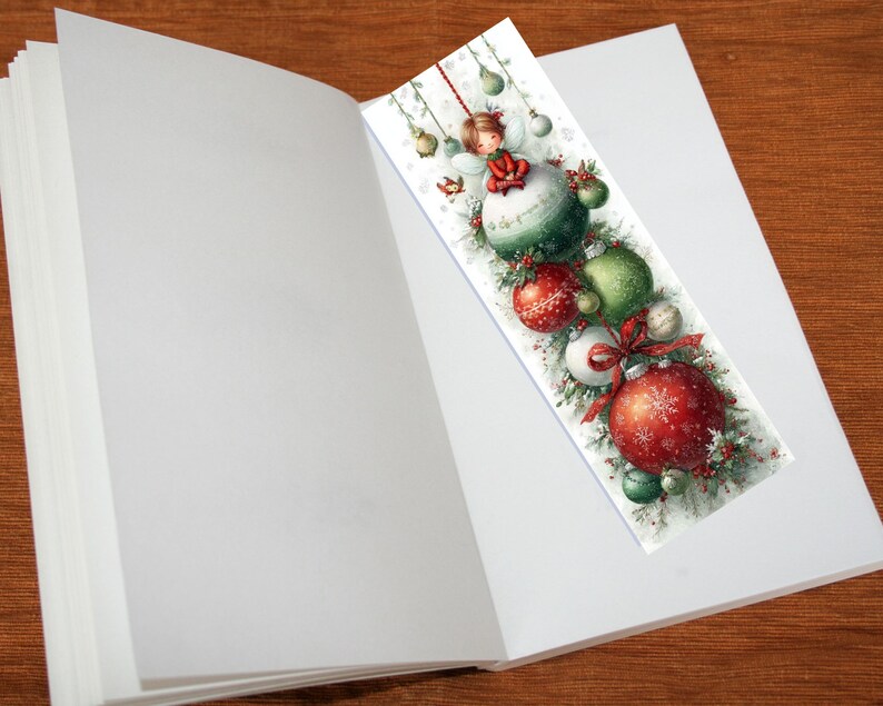 Puede incluir: Marcap&aacute;ginas con tem&aacute;tica navide&ntilde;a con una ilustraci&oacute;n en acuarela. El dise&ntilde;o incluye un hada, adornos rojos y verdes y un lazo rojo. El marcap&aacute;ginas est&aacute; colocado dentro de un libro abierto.