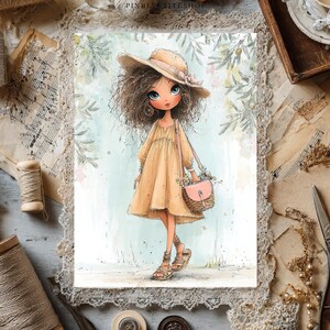 Puede incluir: Ilustraci&oacute;n en acuarela de una figura de mu&ntilde;eca con un vestido y sombrero color melocot&oacute;n, llevando un bolso rosa. La figura tiene grandes ojos azules y cabello casta&ntilde;o rizado. El fondo presenta un lavado azul claro y follaje verde.