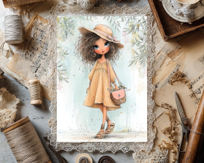 Puede incluir: Ilustraci&oacute;n en acuarela de una figura de mu&ntilde;eca con un vestido y sombrero color melocot&oacute;n, llevando un bolso rosa. La figura tiene grandes ojos azules y cabello casta&ntilde;o rizado. El fondo presenta un lavado azul claro y follaje verde.
