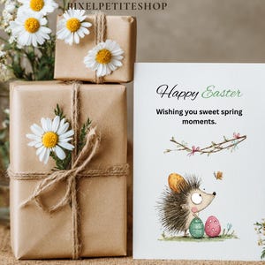 Pode incluir: Imagem com tema de P&aacute;scoa com presentes embrulhados, margaridas e um cart&atilde;o de felicita&ccedil;&otilde;es. O cart&atilde;o diz "Feliz P&aacute;scoa" e mostra um ouri&ccedil;o com ovos de P&aacute;scoa. Os presentes s&atilde;o embrulhados em papel castanho e amarrados com barbante.