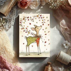 K&ouml;nnte beinhalten: Eine skurrile Illustration eines Hirsches mit einem gr&uuml;n-roten gemusterten Mantel, umgeben von fallenden Bl&auml;ttern. Der Hirsch blickt auf eine herzf&ouml;rmige Anordnung von Bl&auml;ttern. Das Kunstwerk hat einen weichen Aquarellstil und einen neutralen Hintergrund.