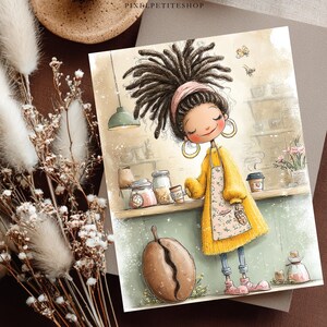 Puede incluir: Una l&aacute;mina rectangular con una ilustraci&oacute;n de dibujos animados de una persona con rastas oscuras, un su&eacute;ter amarillo y un delantal floral, de pie ante un mostrador con tarros de caf&eacute; y un grano de caf&eacute; grande. El texto PIXELPETITESHOP aparece arriba.