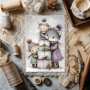 Puede incluir: Una ilustraci&oacute;n caprichosa muestra tres criaturas del bosque con atuendo invernal, apilando regalos envueltos. Los personajes, un zorro y dos ciervos, visten abrigos y sombreros morados, grises y verdes. La obra de arte tiene un estilo suave de acuarela.