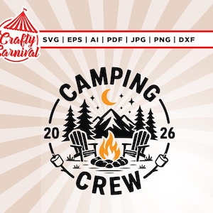 Puede incluir: Un diseño gráfico digital con el texto CAMPING CREW y 2026. La ilustración incluye una fogata, dos sillas, pinos, montañas, una luna creciente y estrellas. El logotipo de Crafty Carnival y los formatos SVG, EPS, AI, PDF, JPG, PNG, DXF son visibles.