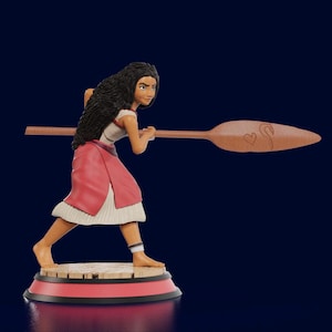 Op de afbeelding: Een beeldje van een vrouw met lang donker haar, die een rood-witte jurk draagt en een houten peddel vasthoudt met een gegraveerd hart. Het beeldje staat op een ronde basis.