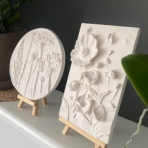Elegante botanische Gipsreliefkunst - handgemachtes Blumenwanddekor, DIY-Malplatte, Naturinspirierter Wohnakzent, einzigartige Geschenkidee
