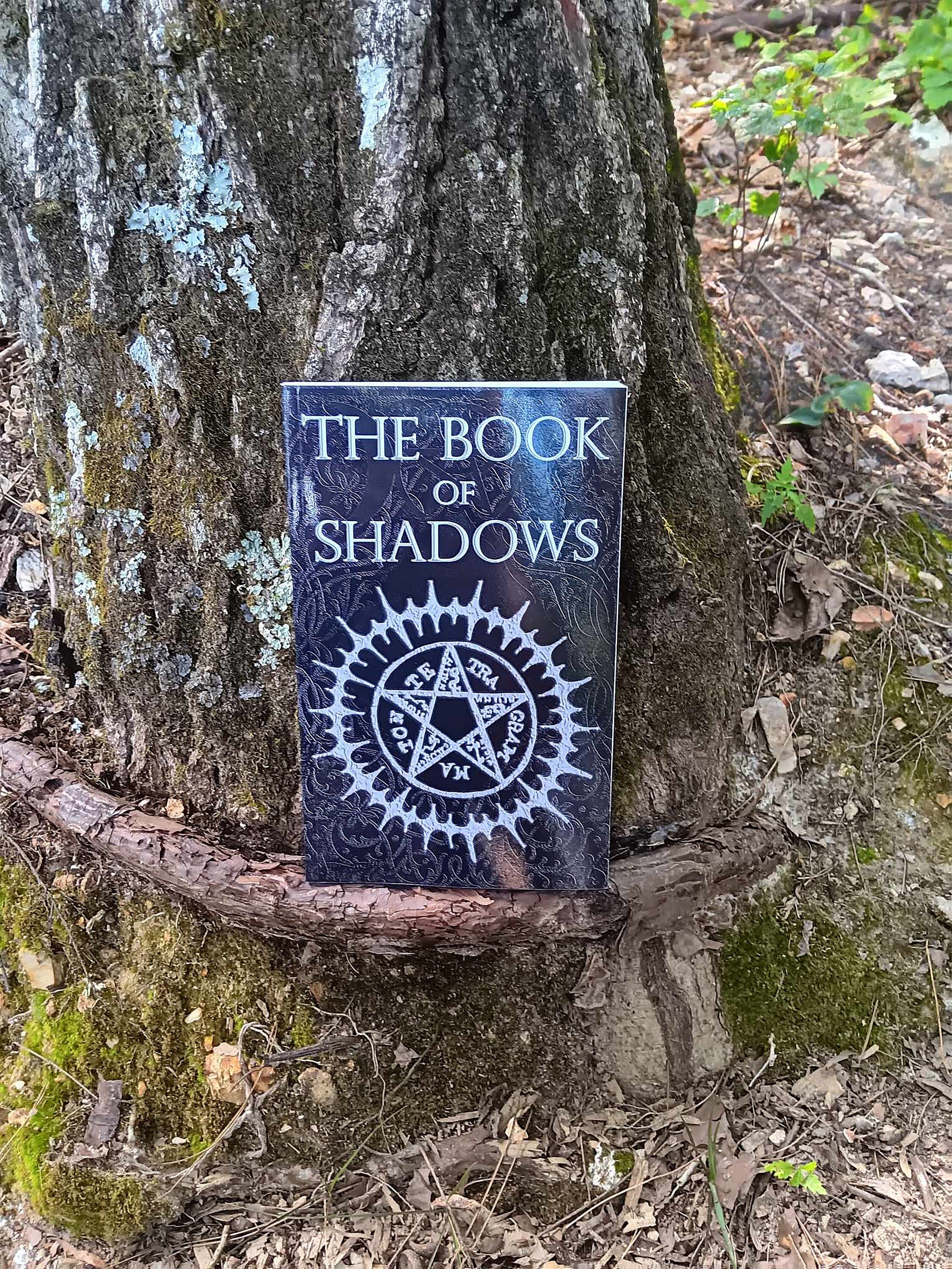 洋書 BLACK MAGICK: THE FIRST BOOK OF SHADOWS 810Q6-8JHQL._UF1000,1000_QL80_.jpg