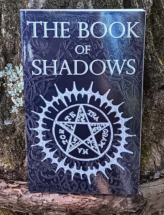 洋書 BLACK MAGICK: THE FIRST BOOK OF SHADOWS Black Magick: The First Book of Shadows: Rucka, Greg, Scott