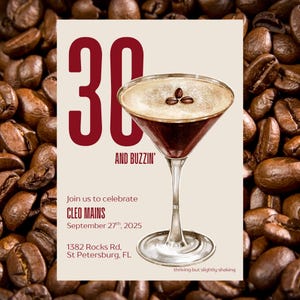 Pode incluir: Um convite com tema de café. O número "30" em bordô é exibido de forma proeminente, com "AND BUZZIN'" abaixo. Apresenta um copo de martini com uma bebida de café. O convite inclui detalhes para a celebração de Cleo Mains em 27 de setembro de 2025.