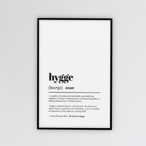 Op de afbeelding: Zwart-witte printbare poster met de definitie van "hygge" als een Deens concept van gezelligheid en comfortabele gezelligheid. De definitie bevat een citaat van Louisa Thomsen Brits, auteur van "The Book of Hygge."
