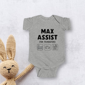 Może przedstawiać: Szary śpioszek dla niemowlęcia z napisem "Max Assist for Transfers" i trzema ikonami: ł&oacute;żeczkiem, samochodem i w&oacute;zkiem.