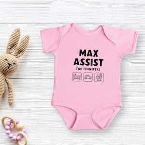 Może przedstawiać: R&oacute;żowy śpioszek dla niemowlęcia z czarnym napisem "Max Assist for Transfers" i trzema ikonami: ł&oacute;żeczkiem, samochodem i w&oacute;zkiem.
