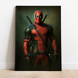 Puede incluir: Impresi&oacute;n enmarcada del personaje Deadpool. El personaje viste un traje rojo y negro con m&aacute;scara, dos espadas y dos pistolas. El fondo es verde oscuro y texturizado.