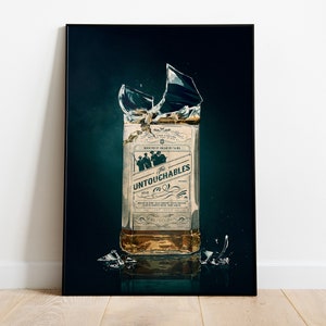 Puede incluir: Un póster de estilo vintage para la película "Los Intocables" que presenta una botella de whisky rota con el título de la película y los créditos en la etiqueta. La botella está rodeada de fragmentos de vidrio sobre un fondo verde oscuro.