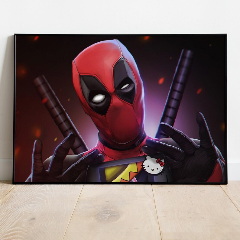 Puede incluir: Obra de arte enmarcada que presenta a Deadpool con su traje rojo y negro caracter&iacute;stico, con un pin de Hello Kitty. La imagen muestra a Deadpool con las manos en alto, dos katanas detr&aacute;s de &eacute;l y un fondo oscuro con acentos rojos y naranjas.