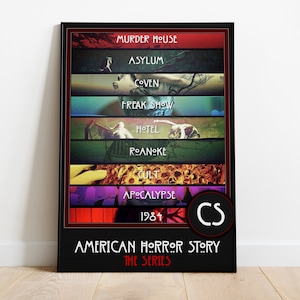 Może przedstawiać: Plakat przedstawiający różne sezony serialu telewizyjnego American Horror Story. Plakat jest czarny z czerwono-biało-niebieskim schematem kolorystycznym. Tekst "American Horror Story: The Series" znajduje się na dole plakatu. Sezony są wymienione w kolejności od góry do dołu: Murder House, Asylum, Coven, Freak Show, Hotel, Roanoke, Cult, Apocalypse, 1984.