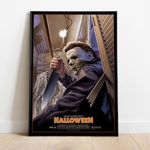 Może przedstawiać: Plakat filmowy do filmu Halloween Johna Carpentera. Plakat przedstawia zbliżenie Michaela Myersa, antagonisty filmu, trzymającego nóż i noszącego swoją kultową białą maskę. Plakat jest umieszczony na ciemnym tle z drewnianym ościeżem drzwi.
