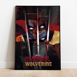 Puede incluir: Un p&oacute;ster de pel&iacute;cula enmarcado para Deadpool y Wolverine. El p&oacute;ster presenta una imagen dividida de los rostros de los dos personajes, con sus ojos visibles. El t&iacute;tulo "DEADPOOL WOLVERINE" est&aacute; en letras doradas en la parte inferior, con los nombres Ryan Reynolds y Hugh Jackman en la parte superior.