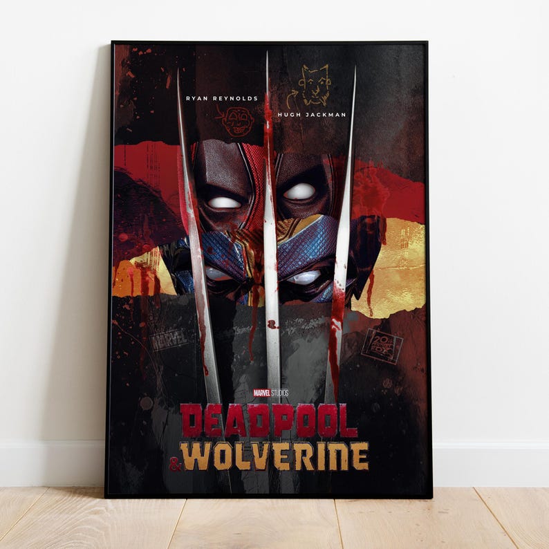 Puede incluir: Un p&oacute;ster de pel&iacute;cula enmarcado para Deadpool y Wolverine. El p&oacute;ster presenta una imagen dividida de los rostros de los dos personajes, con sus ojos visibles. El t&iacute;tulo "DEADPOOL WOLVERINE" est&aacute; en letras doradas en la parte inferior, con los nombres Ryan Reynolds y Hugh Jackman en la parte superior.
