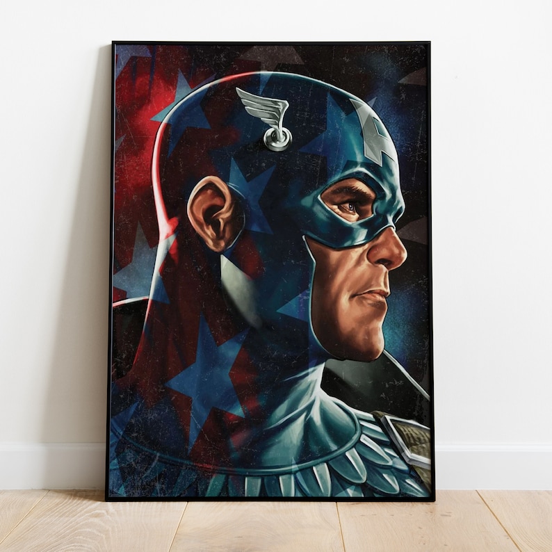Puede incluir: Un retrato de cerca de Captain America, un superh&eacute;roe con un traje rojo, blanco y azul. Su rostro es serio y decidido, y est&aacute; mirando hacia la derecha. El fondo es una imagen borrosa de la bandera estadounidense.
