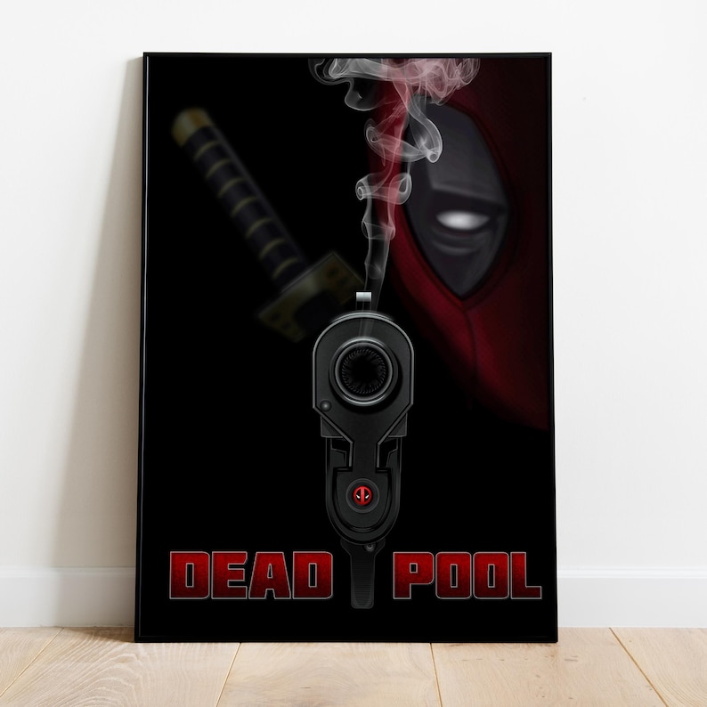 Puede incluir: Una impresi&oacute;n art&iacute;stica enmarcada que presenta una pistola negra con humo saliendo del ca&ntilde;&oacute;n. La m&aacute;scara de Deadpool es visible en el fondo, con una katana y las palabras "DEAD POOL" en rojo.