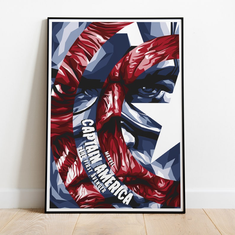 Puede incluir: Un p&oacute;ster rojo, blanco y azul con una imagen estilizada de la cara del Capit&aacute;n Am&eacute;rica. El p&oacute;ster presenta el texto "Captain America" y "The First Avenger" en letras blancas. El p&oacute;ster est&aacute; enmarcado en negro.