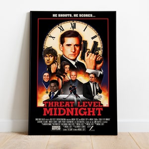 以下が含まれることがあります： テレビ番組「ザ・オフィス」の架空の映画「スレット・レベル・ミッドナイト」の映画ポスター。ポスターには、「彼は撃つ、彼は得点する…」という文字と、マイケル・スコット、ジム・ハルパート、ドワイト・シュルーズなど、番組の登場人物が描かれている。