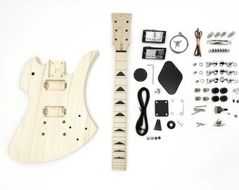 Può includere: Kit di chitarra elettrica smontato, con corpo e manico in legno naturale, insieme a vari componenti hardware. Include pickup, meccaniche, ponte e altre parti per l'assemblaggio. Ideale per gli appassionati di chitarra e progetti fai-da-te.