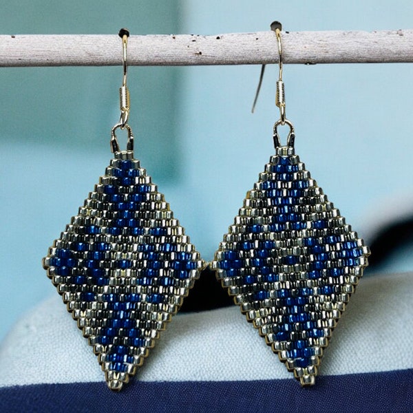 Boucles d’oreilles triangle aux couleurs argentés et bleues rocailles Miyuki