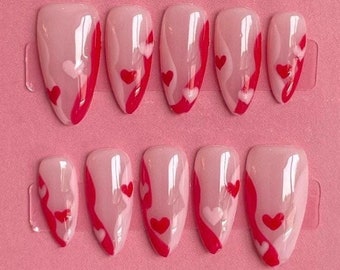 Uñas prensadas de almendra rosa: Uñas con corazones rojos para San Valentín