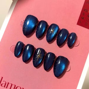 Brooke - Unhas Starry Night | Unhas curtas estilo cat eye azul-marinho amendoadas | Unhas azuis celestiais | Unhas feitas à mão