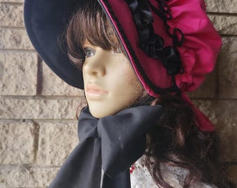 Gorro victoriano rosa con ribete negro y cinta con volantes para cosplay, estilo antiguo vintage de la década de 1850.