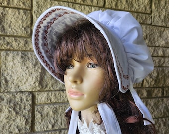 Gorro estilo victoriano; blanco con borde bordado en dorado oscuro; ideal para mujeres adultas y para cosplay.