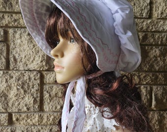 Gorro pionero victoriano: mezcla de algodón blanco con bordado de mariposa rosa