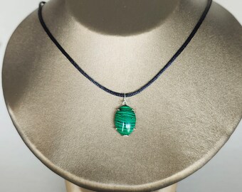 Exquisite Malachite Pendant Necklace - Natural Beauty and Boho Elegance