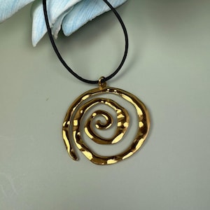 Collar llamativo con colgante en espiral. Regalo de feliz cumpleaños número 30 para esposa.