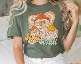 Stay Wild-skjorta, skjorta med bekväma färger, skjorta med himmelsk svamp, hippiegrafik, retro-t-shirt, skjorta med magisk svamp, retro blommig skjorta