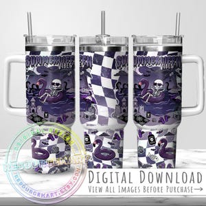 Può includere: Tre bicchieri in acciaio inossidabile con manici e cannucce. I bicchieri presentano un design viola e nero con uno scheletro che galleggia su un galleggiante fenicottero, le parole "Summer Vibes" e altre grafiche a tema estivo.
