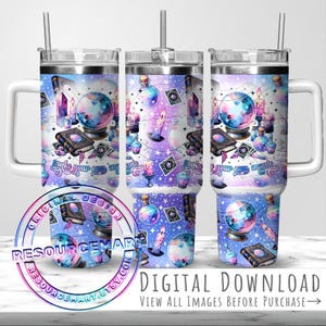 Könnte beinhalten: Drei Becher mit weißem Griff und Fantasy-Motiv. Die Becher haben ein Design mit einer Kristallkugel, Zaubertränken, Kerzen und dem Text "make your own magic". Das Design ist in Lila-, Blau- und Rosatönen gehalten.