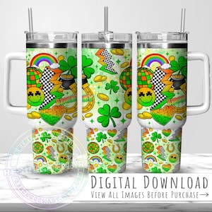 Puede incluir: Tres vasos con asa blanca con temática del Día de San Patricio. Cada vaso presenta un diseño vibrante con arcoíris, tréboles, caras sonrientes y monedas de oro. El diseño incluye la palabra "Luck" y un patrón de cuadros.