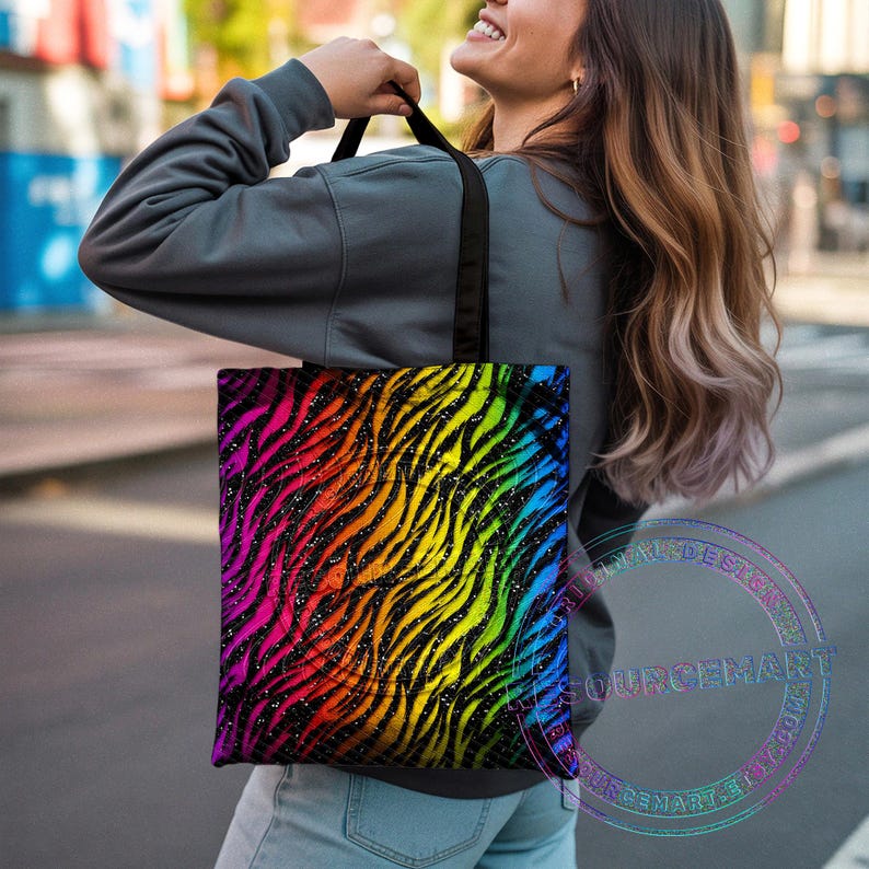 K&ouml;nnte beinhalten: Eine Tragetasche mit einem lebendigen Regenbogen-Zebramuster. Die Tasche hat einen schwarzen Griff und ein farbenfrohes Design mit Rot-, Orange-, Gelb-, Gr&uuml;n- und Lilat&ouml;nen. Die Tasche wird von einer Person gehalten.