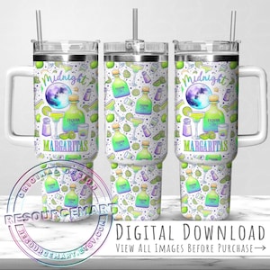 Könnte beinhalten: Drei weiße Becher mit einem farbenfrohen Design mit Margarita-Zutaten. Das Design umfasst Tequila-Flaschen, Limetten, Margarita-Gläser und die Worte "Midnight Margaritas". Jeder Becher hat einen weißen Griff und einen silbernen Deckel mit einem Strohhalm.