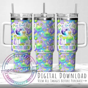 Könnte beinhalten: Drei Becher mit weißem Griff und farbenfrohem Design. Die Becher zeigen ein sich wiederholendes Muster aus Tequila-Flaschen, Limettenscheiben und Cocktailgläsern. Der Text "My Kind Of Witches Brew" ist auf der Vorderseite jedes Bechers zu sehen.