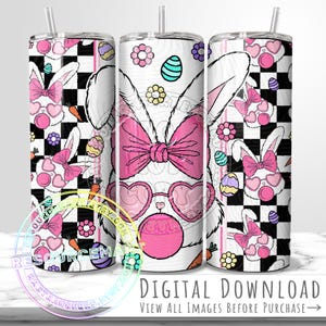 Puede incluir: Tres vasos blancos con diseños temáticos de Pascua. Cada vaso presenta una cara de conejito con gafas de sol rosas en forma de corazón y un lazo. Los diseños incluyen flores, zanahorias y un patrón de cuadros blancos y negros. El texto "DIGITAL DOWNLOAD" es visible.