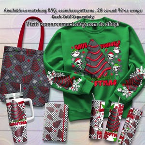 Op de afbeelding: Een verzameling kerstartikelen, waaronder een groene sweatshirt met een skelet- en kerstboomontwerp, een totebag, een beker, een notitieboek en andere bekers. De items hebben een herhalend patroon van kerstbomen en sneeuwvlokken.