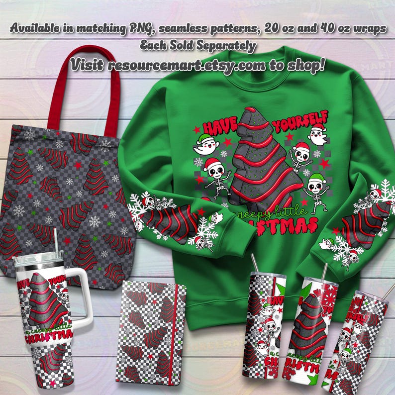 Op de afbeelding: Een verzameling kerstartikelen, waaronder een groene sweatshirt met een skelet- en kerstboomontwerp, een totebag, een beker, een notitieboek en andere bekers. De items hebben een herhalend patroon van kerstbomen en sneeuwvlokken.